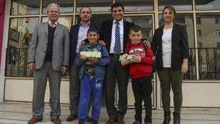 ATM önünde buldular, bankanın kapısının altından attılar