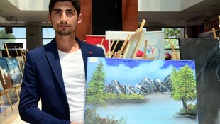 Atölyeye çevirdiği samanlıkta yaptığı resimleri sergiledi