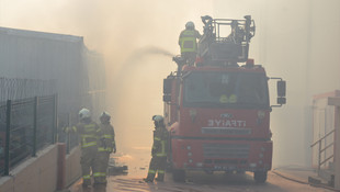 Balıkesir'de hurda araç deposunda yangın