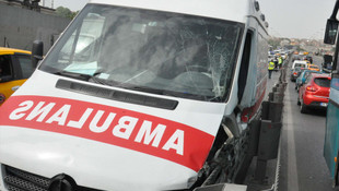 Bariyerlere çarpan ambulansın sürücüsü yaralandı