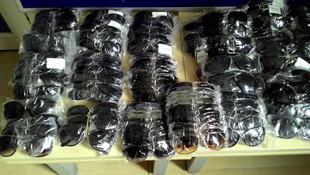 Beline gizlediği kaçak gözlükleri polis yakaladı