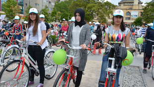 Bisikletlerini alan gençler sokaklara koştu