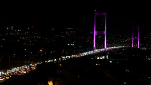 Boğaziçi Köprüsü pembe renkle ışıklandırıldı