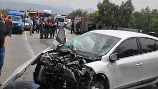 Bursada iki otomobil çarpıştı: 1 ölü 2 yaralı