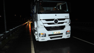 Bursa'da otomobil tıra çarptı: 5 yaralı