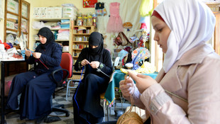 Çocukları için karlı dağları yürüyerek aştı