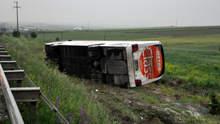 Çorum’da yolcu otobüsü devrildi: 1’i ağır 21 yaralı