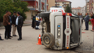 Çubuk’ta kamyonla otomobil çarpıştı: 2 yaralı
