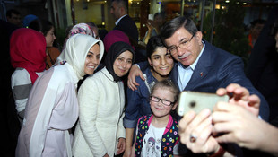Davutoğlu'dan huzurevine Anneler Günü ziyareti