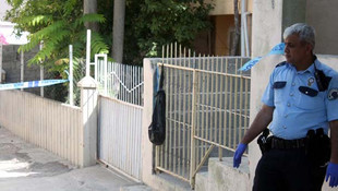 Mersinde üvey annesini öldürüp başını kapıya astı