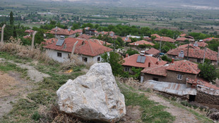 Denizlide evin üzerine kaya parçası düştü!