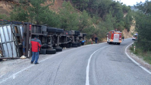 Denizli'de tavuk yüklü tır devrildi: 1 ölü