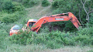 Dere yatağına düşen inek, dozerle kurtarıldı