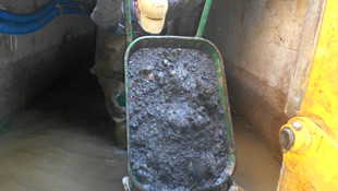 Dereden 63 kamyon atık malzeme çıkarıldı