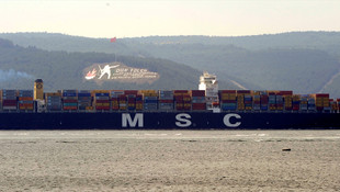 Dev konteyner gemisi Çanakkale Boğazı'ndan geçti