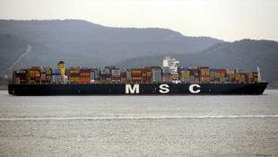 Dev konteyner gemisi Çanakkale Boğazı'ndan geçti