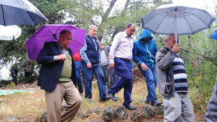 Duasını yaparken yağmura yakalandılar