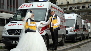 Düğün fotoğraflarını ambulansta çektirdiler