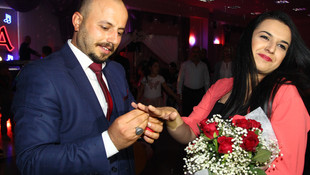 Düğün töreninde sürpriz evlenme teklifi