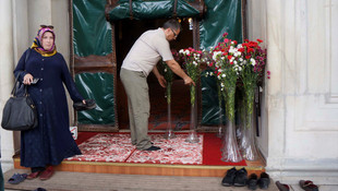 Edirne Eski Cami cuma vaktine çiçeklerle hazırlandı