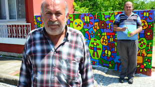 Engelli ressam hayallerini duvara yansıtıyor