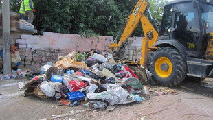 Evden 5 kamyon çöp çıkartıldı