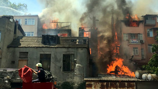Fatihte ahşap bir evde yangın çıktı!