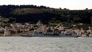 Fransız askeri gemisi Çanakkale Boğazı'ndan geçti