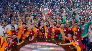 Galatasaray kupasını kaldırdı