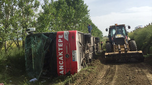 Çanakkalede tur otobüsü devrildi: 5 ölü 40 yaralı