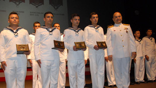 Genç bahriyeliler tezkerelerini aileleriyle aldı