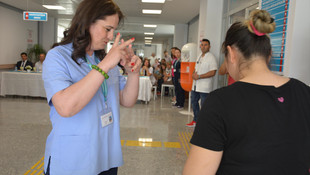 Hastaları için işaret dili öğrendiler