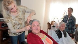 Huzurevi sakinlerine saç ve yüz bakımı