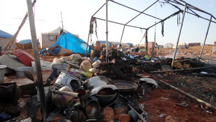 Esed rejiminin Suriye'nin kuzeyinde İdlib ilindeki Kamune çadır kentine düzenlediği hava saldırısında ölenlerin sayısı 27'ye yükseldi.