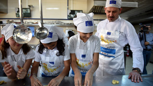 İlkokul öğrencileri İtalyan şefle birlikte yemek yaptı