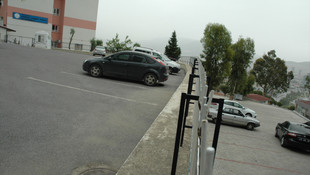 İzmir'de okul otoparkının yıkımını veliler engelledi