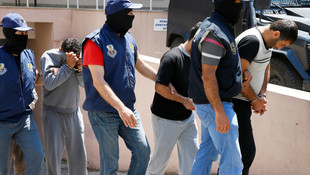 İzmirde silah ve el bombaları bulunmasına ilişkin 14 kişi tutuklandı