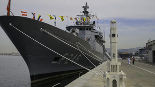 İzmir'de ziyarete açılan askeri gemiler ilgi gördü