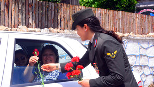 Jandarmadan annelere çiçek