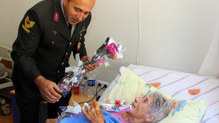 Jandarma'dan huzurevine Anneler Günü ziyareti