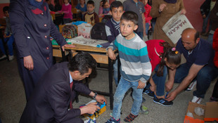 Kahramanmaraş'ta 200 Suriyeli çocuğa giyim yardımı
