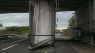 Kamyonun açılan damperi üstgeçide çarptı: 1 yaralı