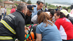 Karabük'te otomobil aydınlatma direğine çarptı: 2 yaralı