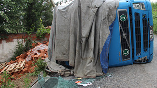 Karabük'te tuğla yüklü tır devrildi: 2 yaralı