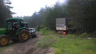 Kastamonu'da freni boşalan kamyon ağaçlara çarparak durabildi