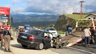 Kastamonu'da otomobil tıra çarptı: 2 ölü, 2 yaralı