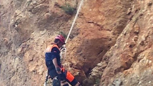 Kayalıklarda mahsur kalan çoban kurtarıldı