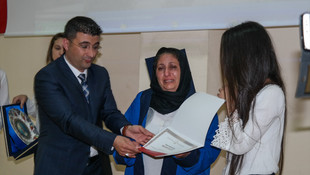 Kazada ölen öğrencinin mezuniyet diplomasını annesi aldı