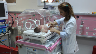 Kazadan kurtulan bebeğe doktor annelik yaptı