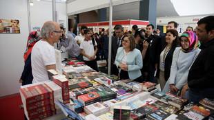 TÜYAP kitap fuarını bir günde 13 bin kişi ziyaret etti